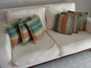 Καναπές με μαξιλαράκια